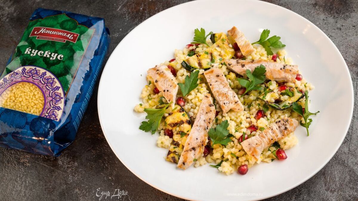 Салат из кускуса с индейкой, цукини и гранатом