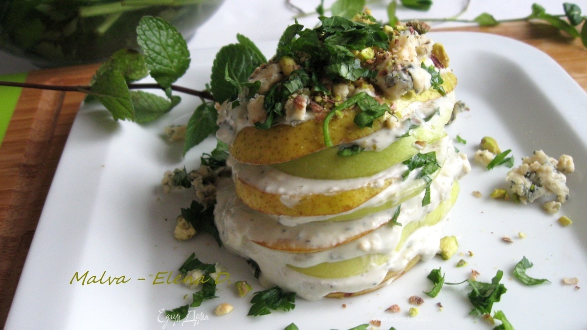 Фруктовый салат с сыром и орехами