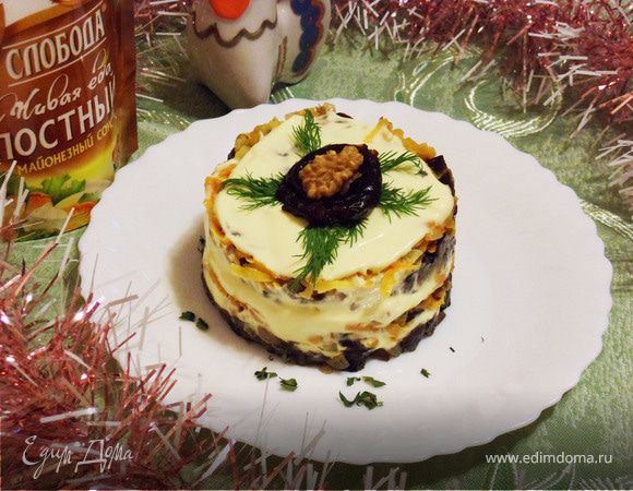 Салат «Анастасия» с грибами, орехами и черносливом Салат «Анастасия» с грибами, орехами и черносливом