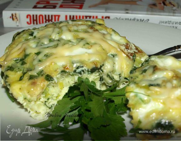 Омлет с луком-пореем, шпинатом и сыром