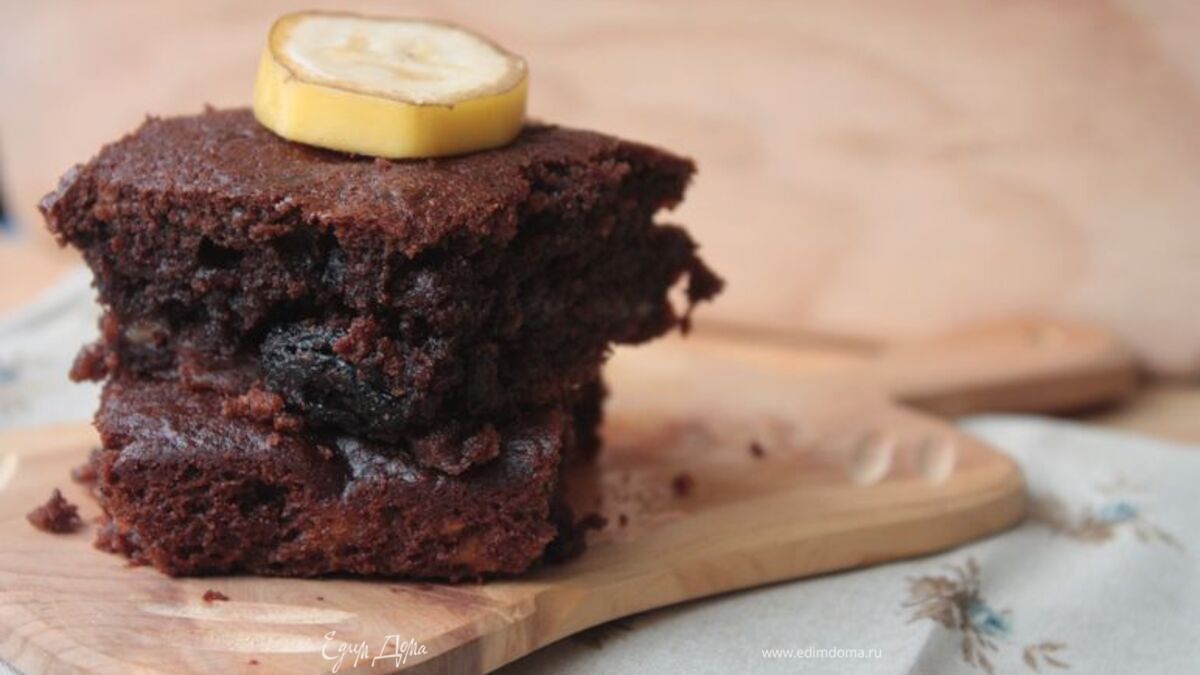 Банановый брауни с изюмом и орехами