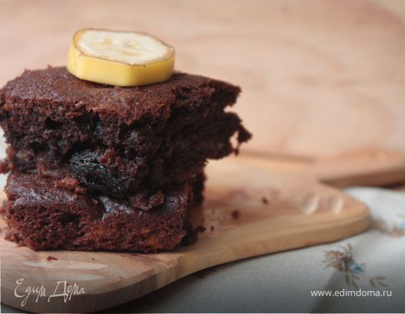 Банановый брауни с изюмом и орехами