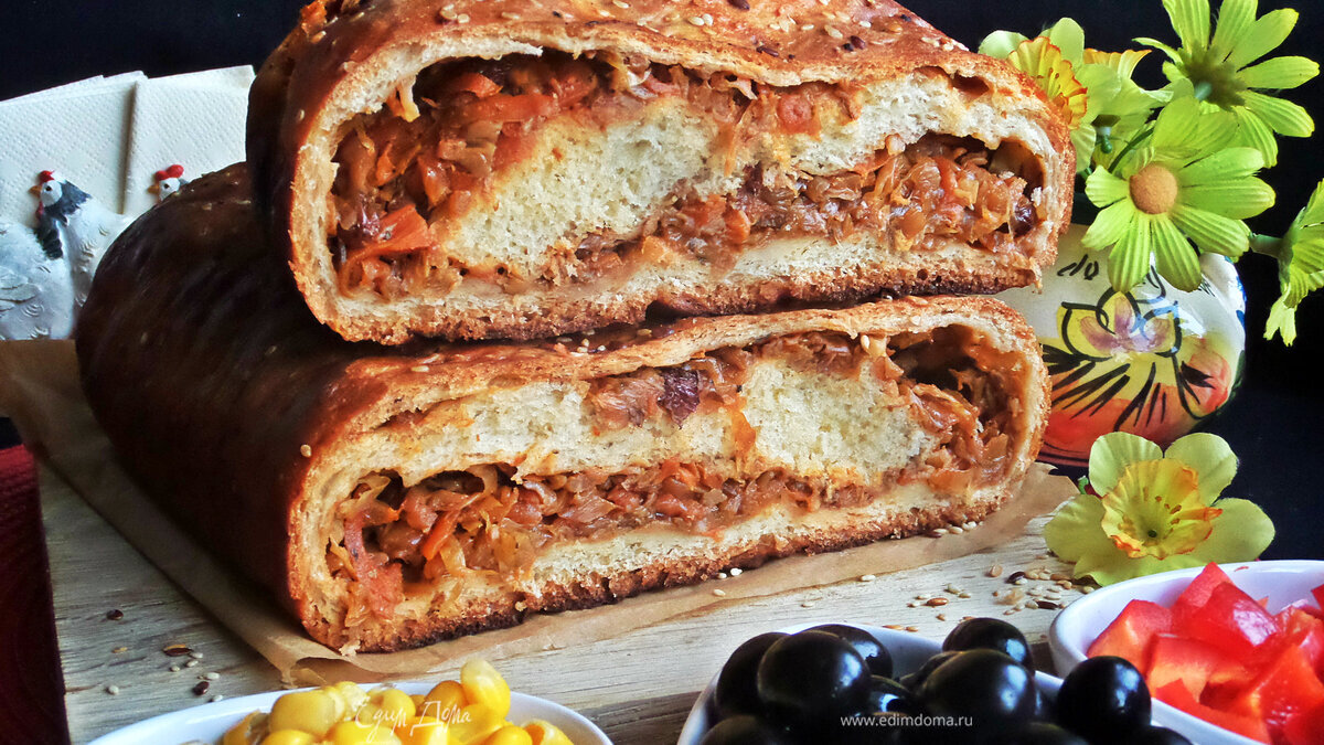 Кулебяка с капустой и изюмом