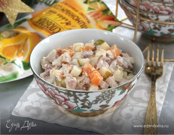 Салат с мясом кролика и фруктами