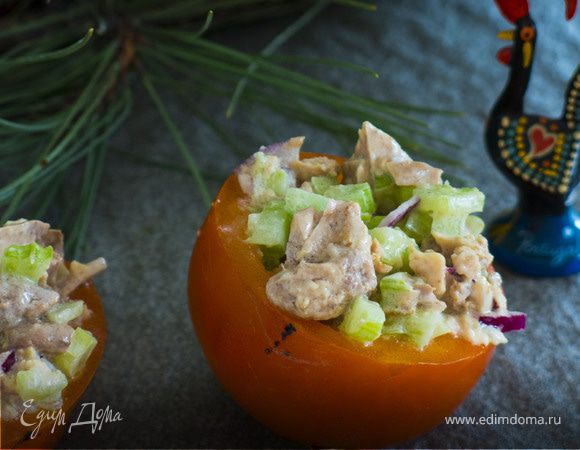 Салат с печенью трески в «креманках» из хурмы