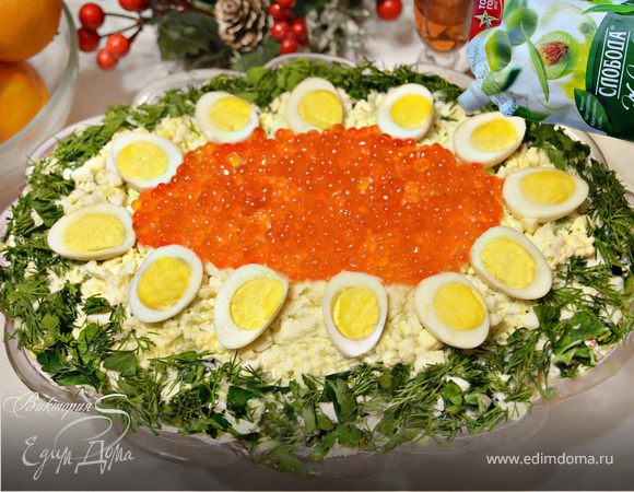 Салат «Императрица» с запеченным лососем и икрой Салат «Императрица» с запеченным лососем и икрой
