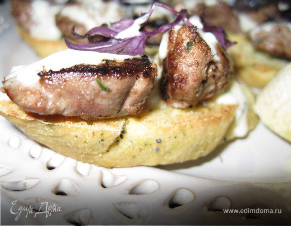 Брускетты с печенью кролика и винным соусом на кукурузном хлебе