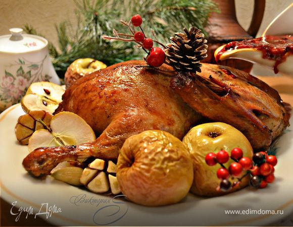 Утка, фаршированная яблоками и квашеной капустой 