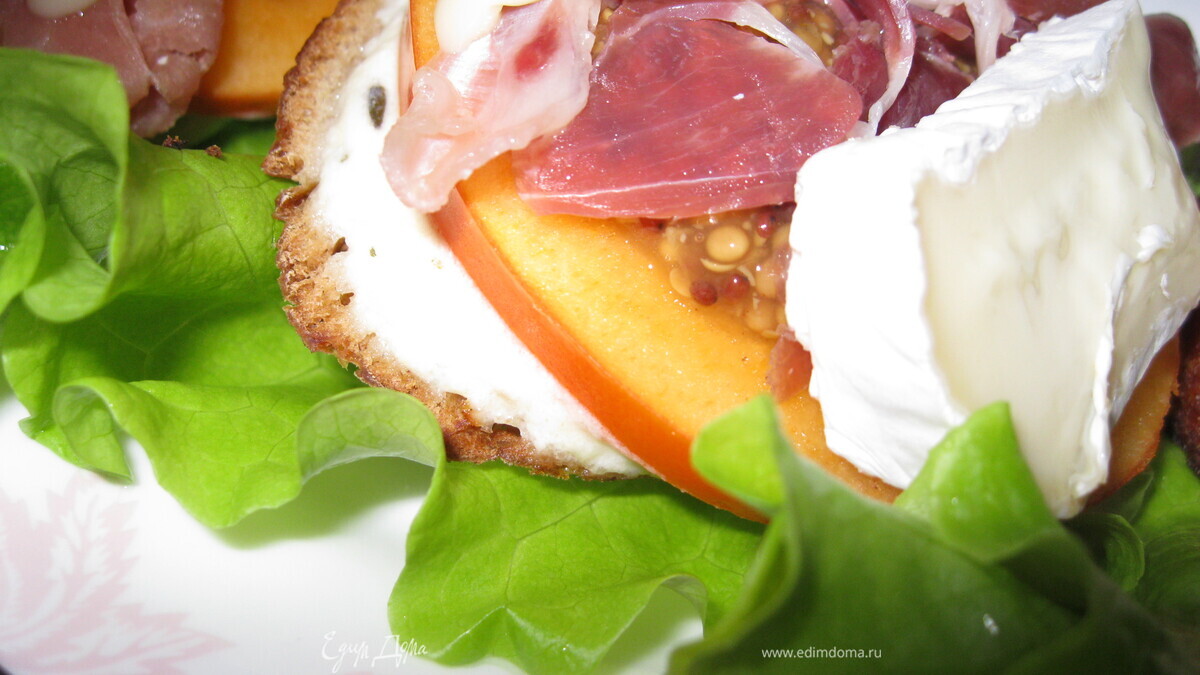 Мини-брускетты с хурмой, прошутто и сыром бри