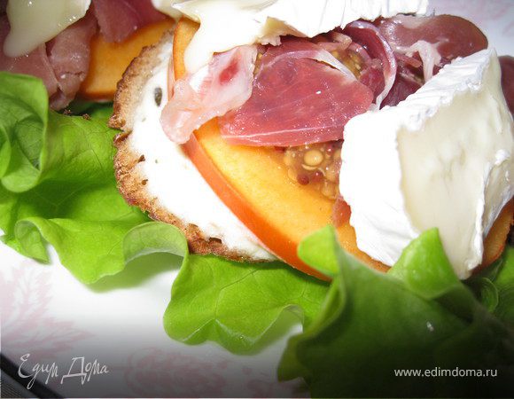 Мини-брускетты с хурмой, прошутто и сыром бри