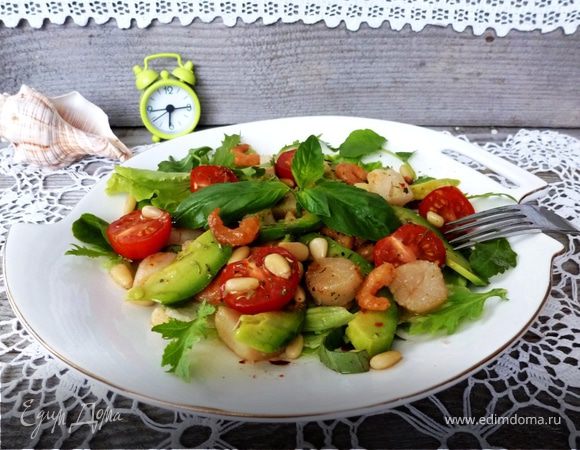 Салат с гребешками, креветками и авокадо Салат с гребешками, креветками и авокадо