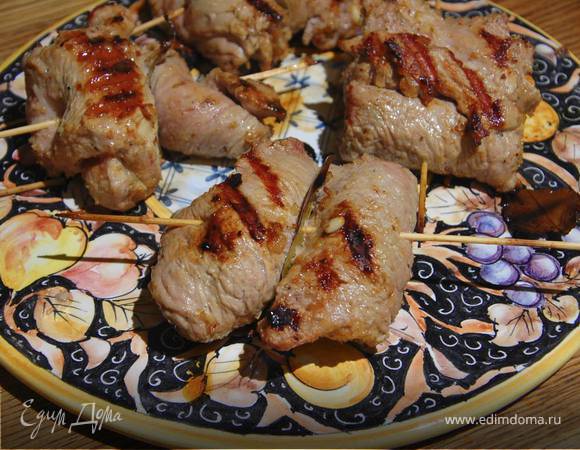 Телячьи рулетики на шпажках с изюмом и орехами