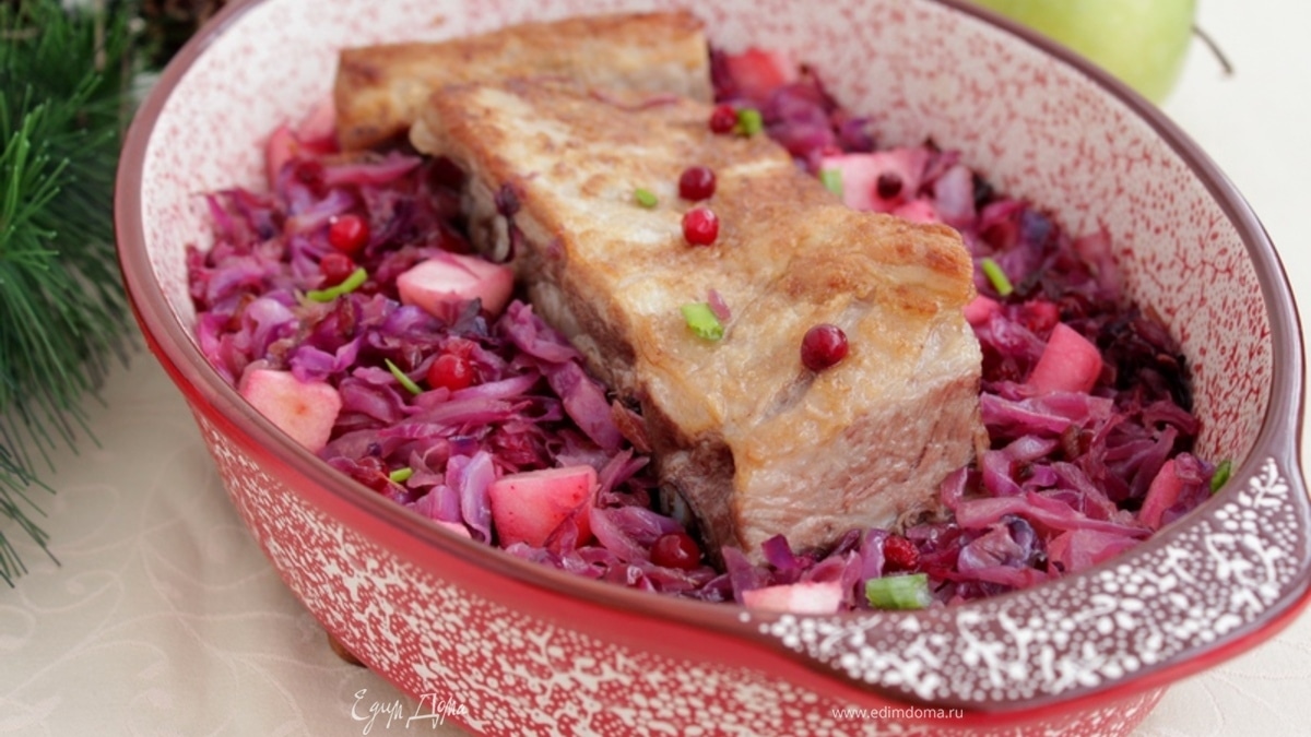 Свинина с красной капустой и яблоками