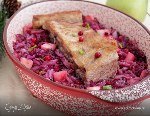 Свинина с красной капустой и яблоками