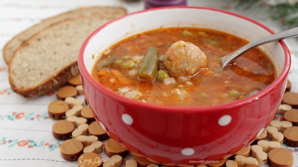 Томатный суп с рисом, овощами и фрикадельками