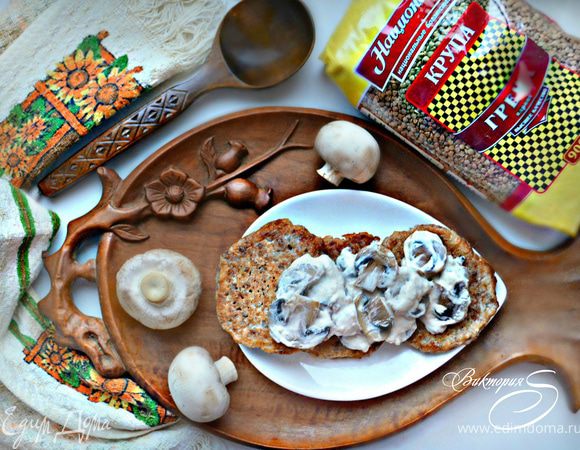 Гречневые оладьи с грибным соусом