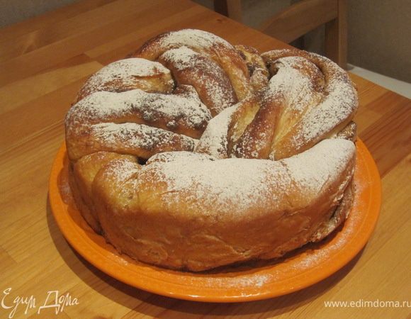 Большая булка с корицей