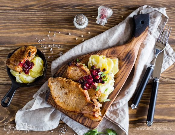 Свиная корейка с картофельным гратеном и клюквенным соусом Свиная корейка с картофельным гратеном и клюквенным соусом