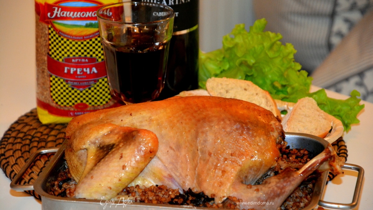 Цесарка, фаршированная гречкой с грибами и черносливом