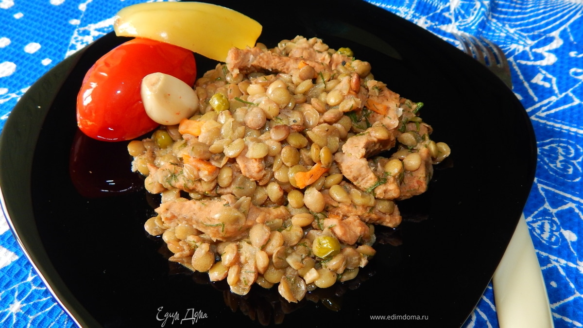 Зеленая чечевица с тушеным мясом