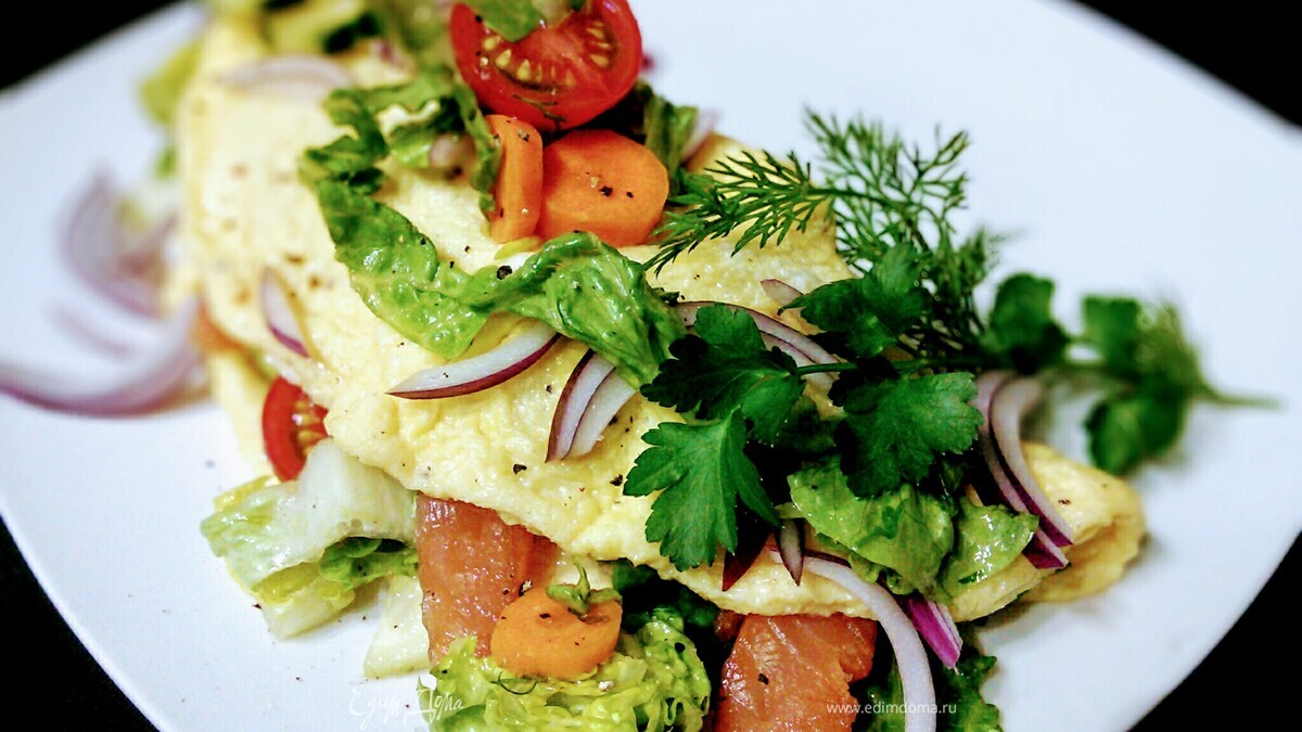 Омлет с салатом и копченым лососем
