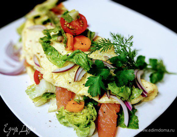 Омлет с салатом и копченым лососем Омлет с салатом и копченым лососем