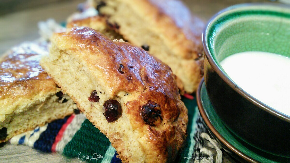 Сконы с белым шоколадом и вяленой вишней