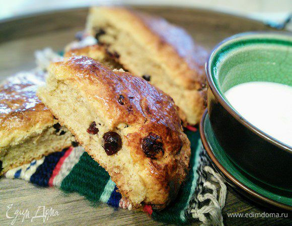Сконы с белым шоколадом и вяленой вишней Сконы с белым шоколадом и вяленой вишней