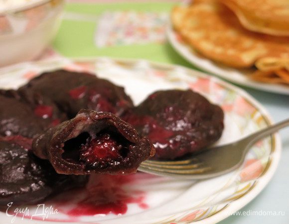 Шоколадные вареники с ягодами Шоколадные вареники с ягодами