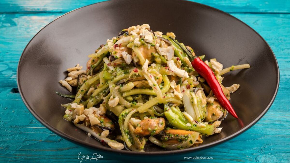 Зеленый салат с мидиями