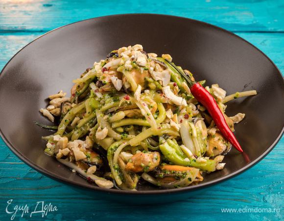 Зеленый салат с мидиями