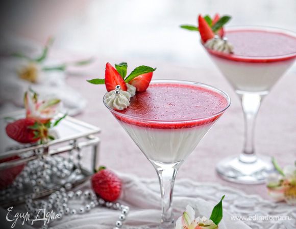 Панна котта с клубничным кули