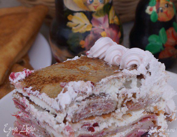 Блинный торт с творожным кремом и клюквой