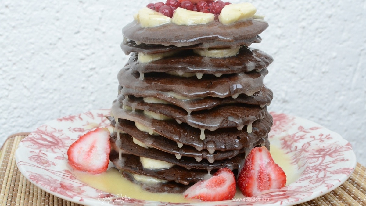 Шоколадные оладьи с карамельным соусом и бананами