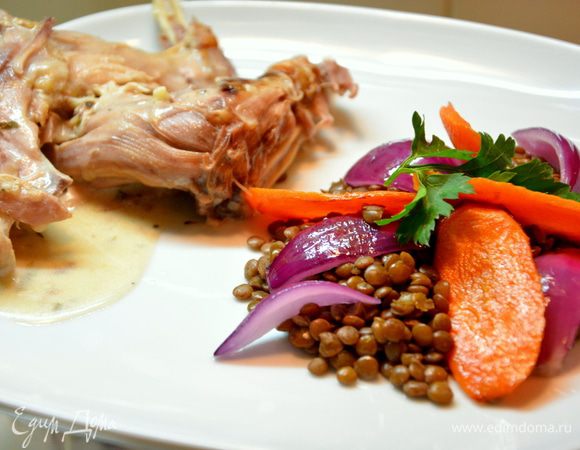 Кролик в сметане с красной чечевицей