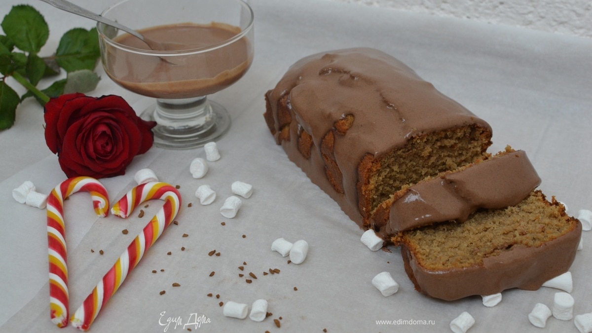 Кофейный кекс с корично-сметанным соусом