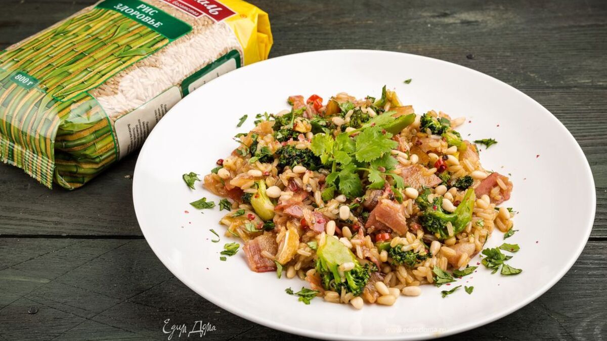 Теплый салат из бурого риса с брокколи