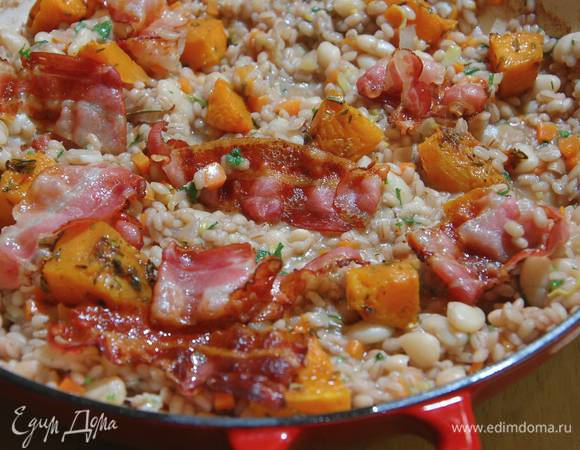 Перловая каша с фасолью, тыквой и беконом