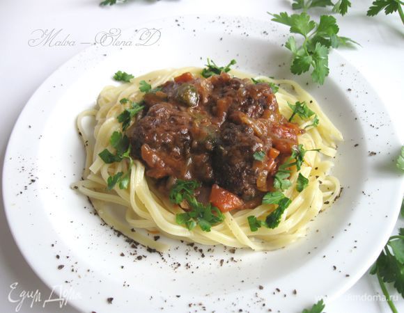 Фрикадельки в пикантном соусе с  пастой