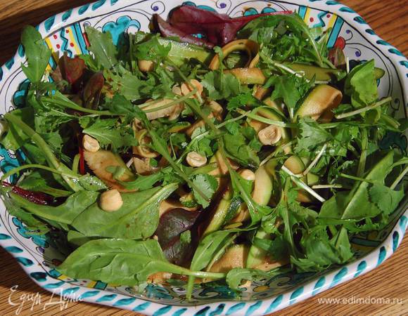 Салат с цукини, фенхелем и стручковым горошком