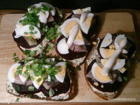 Закусочные тосты с сельдью и печеной свеклой