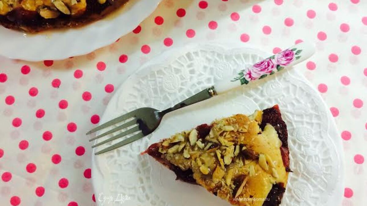 Клубнично-миндальный пирог