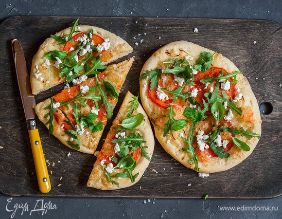 Пицца с козьим сыром и руколой