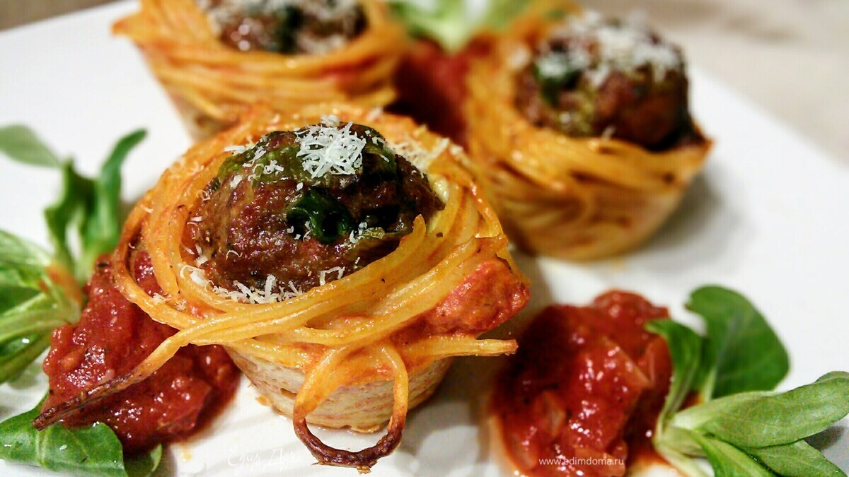 Тефтели в гнездах из спагетти