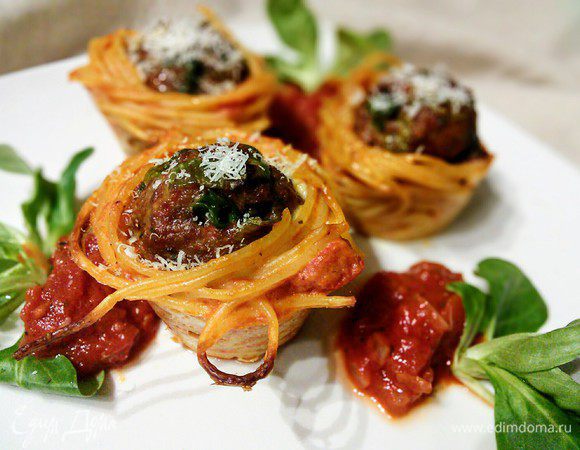 Тефтели в гнездах из спагетти Тефтели в гнездах из спагетти