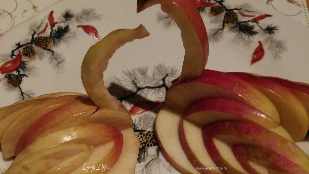 Лебедь из яблока