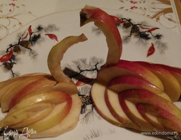 Лебедь из яблока