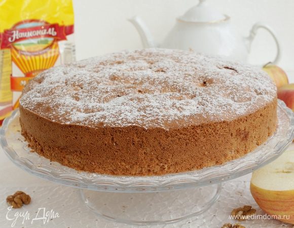 Бисквитный пирог с яблоками и орехами Бисквитный пирог с яблоками и орехами