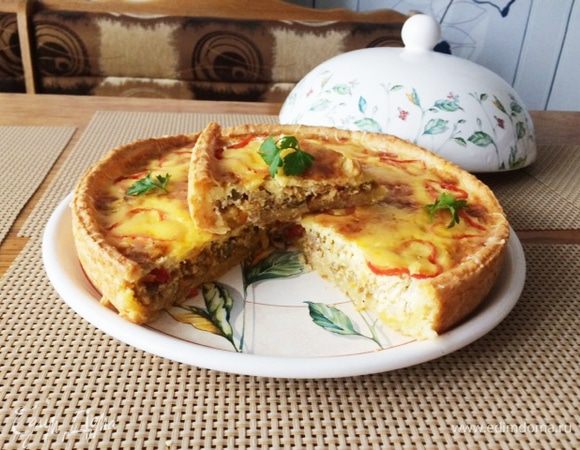 Киш с куриным мясом и сырной заливкой