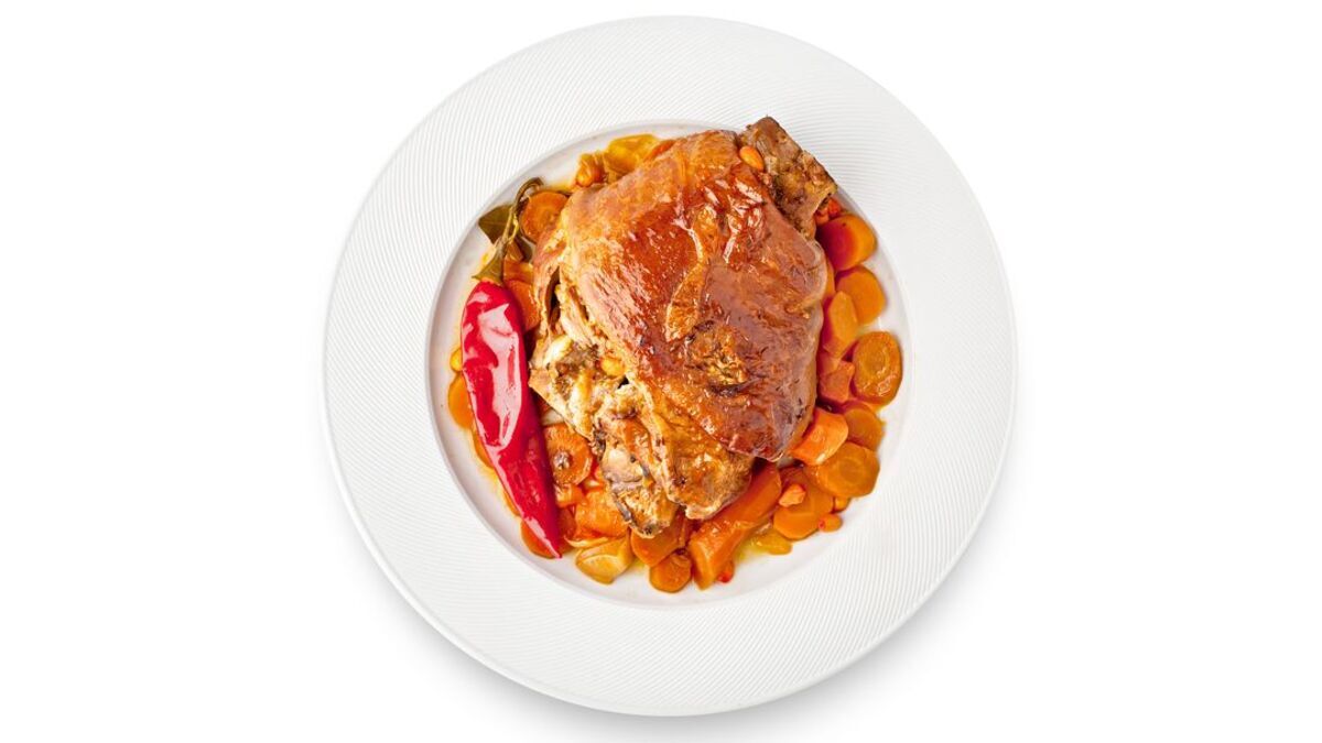 Рулька с овощами